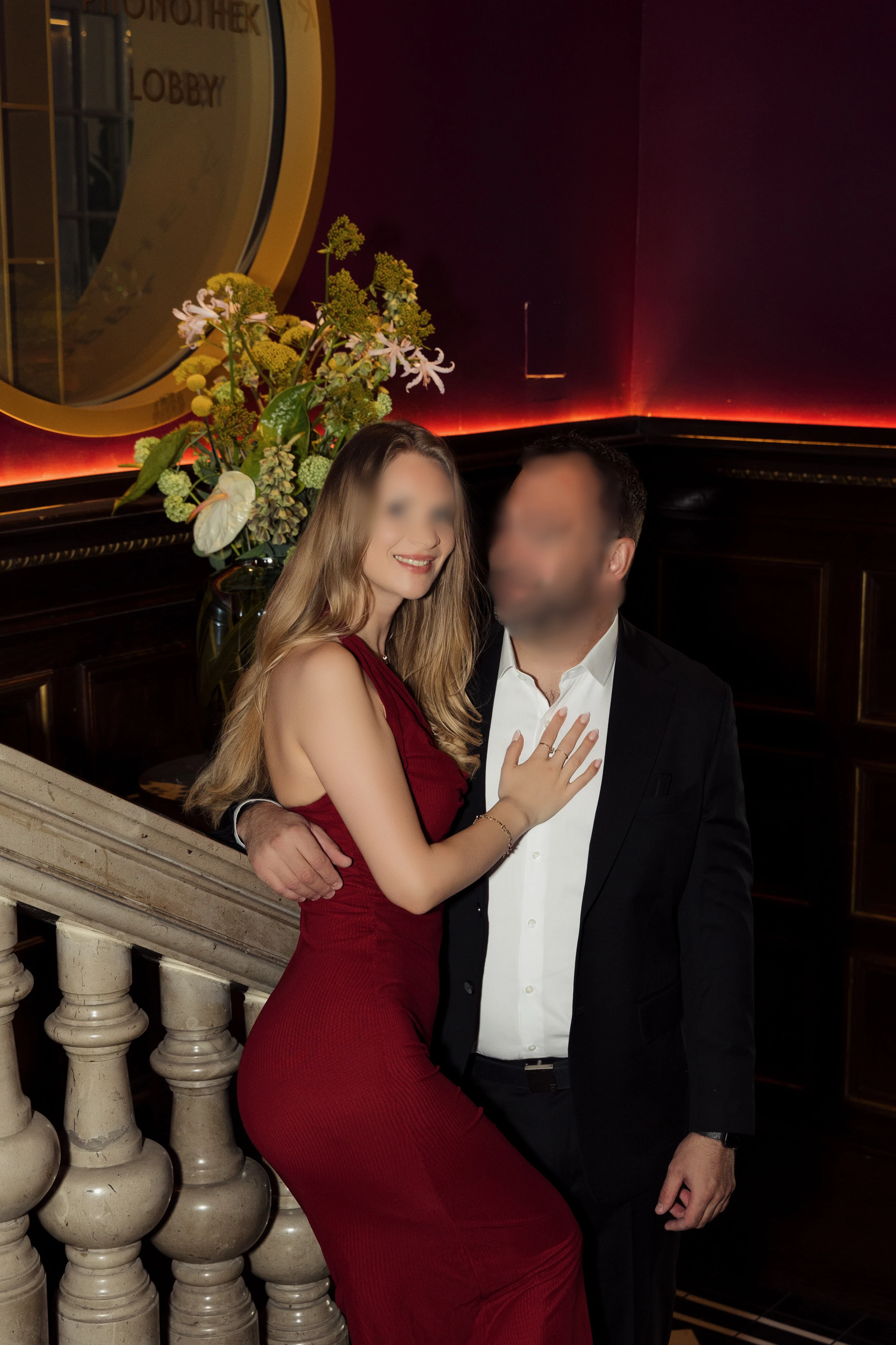 Vixen Mara und Stag Teddy - echtes Stag-Vixen-Paar im Luxus-Hotel-Lobby, rotes Kleid